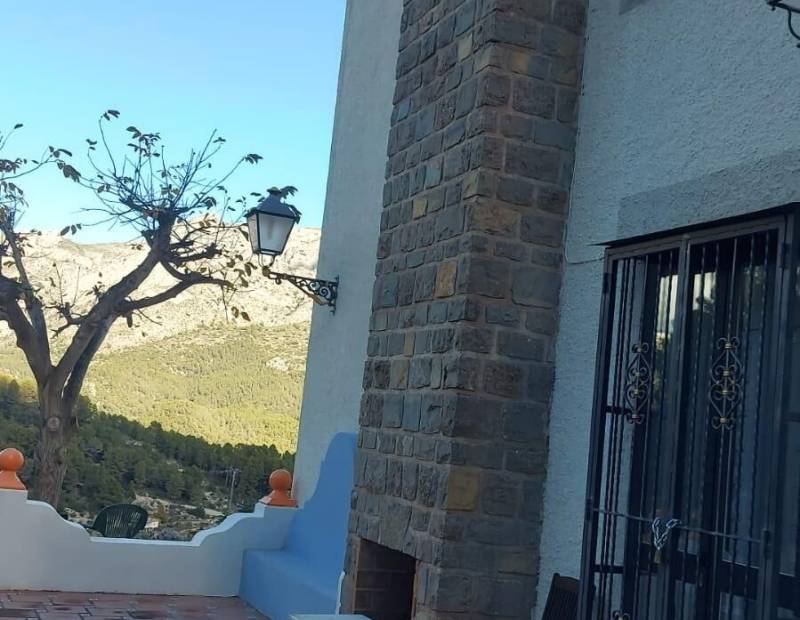 Продажа - Дом с земельным участком - Castell de Guadalest (el) - Guadalest