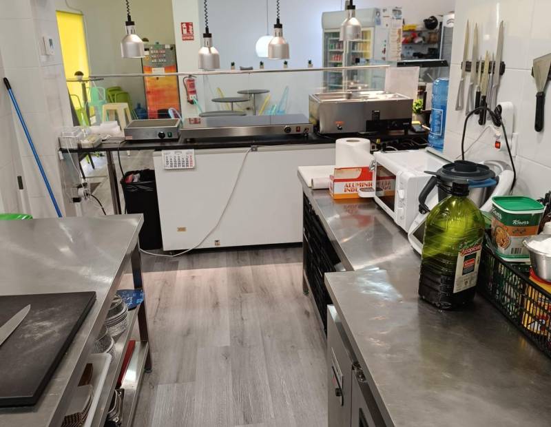 Traspaso o Alquiler - Local comercial - Avenida Beniarda - Benidorm