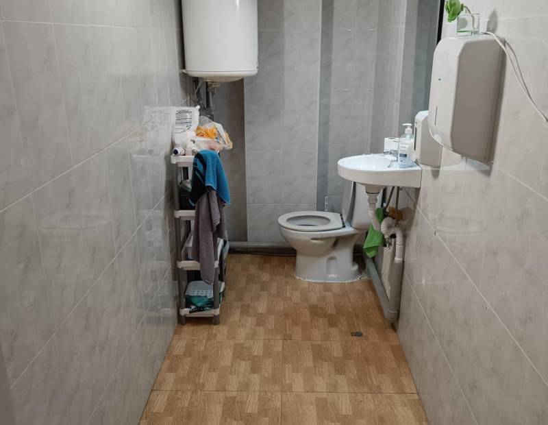 Traspaso o Alquiler - Local comercial - Avenida Beniarda - Benidorm