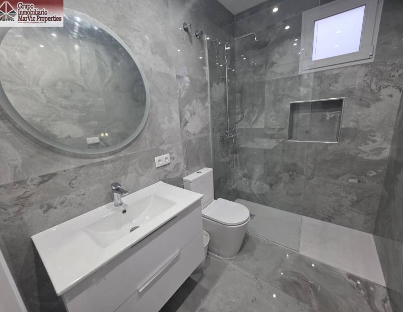 Продажа - нижний этаж  - Plaza de Toros - Benidorm