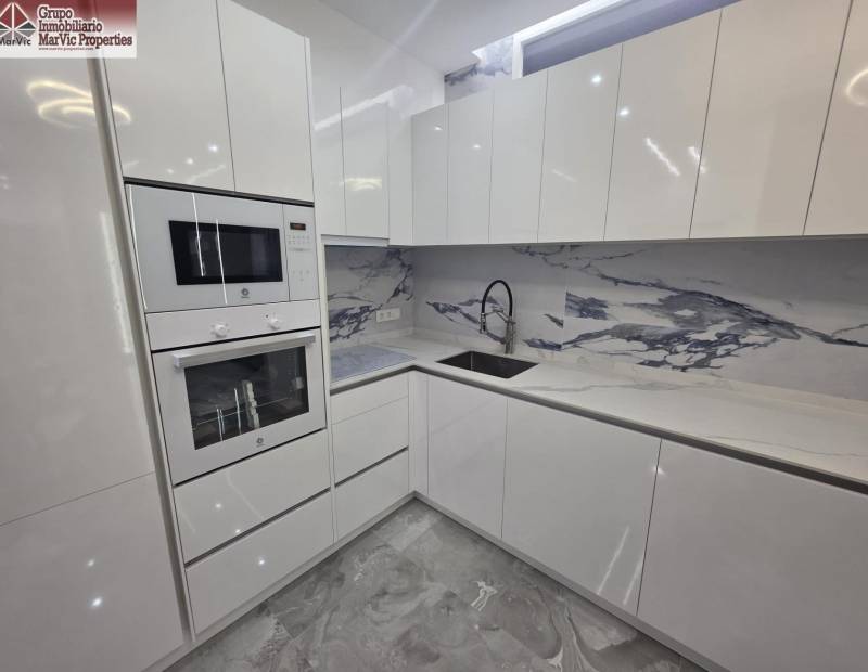 Продажа - нижний этаж  - Plaza de Toros - Benidorm