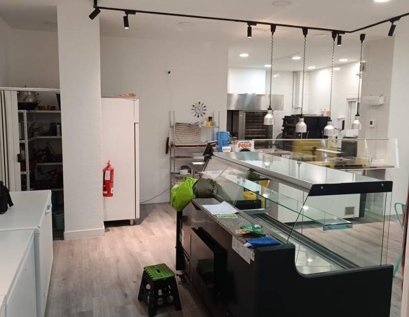 Traspaso o Alquiler - Local comercial - Avenida Beniarda - Benidorm