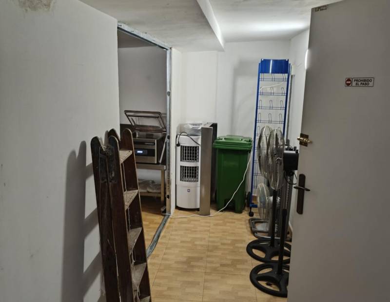 Traspaso o Alquiler - Local comercial - Avenida Beniarda - Benidorm