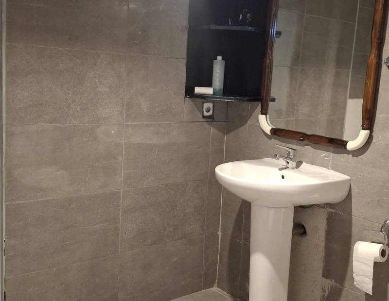 Продажа - помещение - Avenida Beniarda - Benidorm