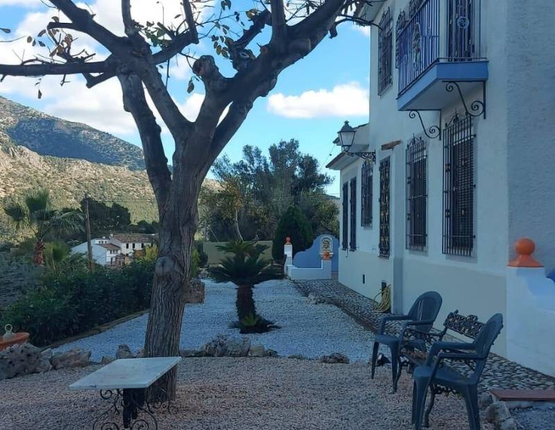 Продажа - Дом с земельным участком - Castell de Guadalest (el) - Guadalest