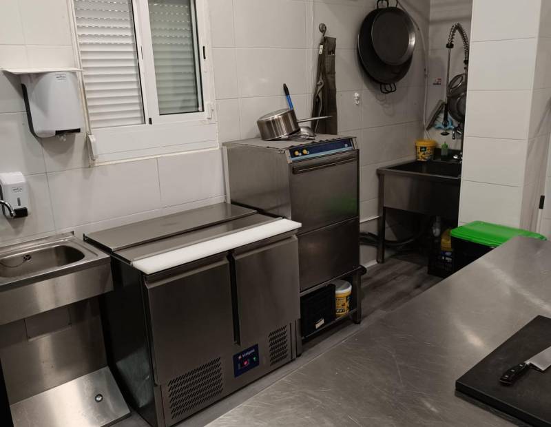 Traspaso o Alquiler - Local comercial - Avenida Beniarda - Benidorm