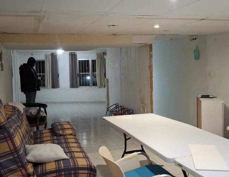 Продажа - помещение - Avenida Beniarda - Benidorm